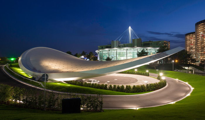 Die Autostadt in Wolfsburg am Abend