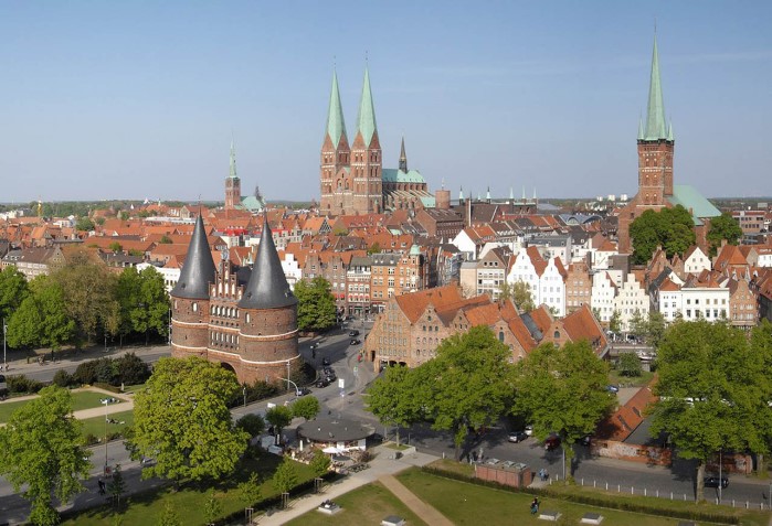 Holstentor mit Altstadt im Hintergrund