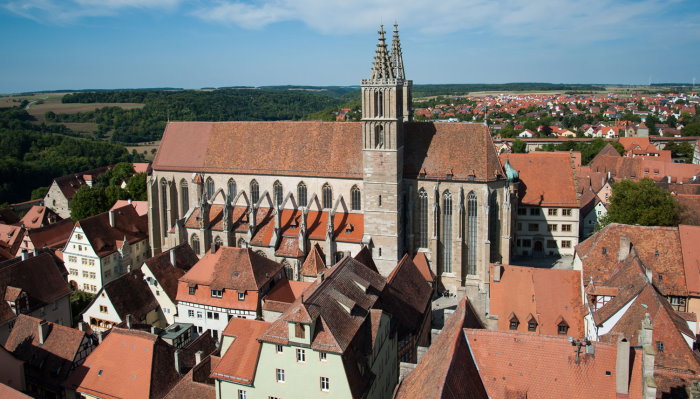 Die mächtige Jakobskirche mit ihren Türmen