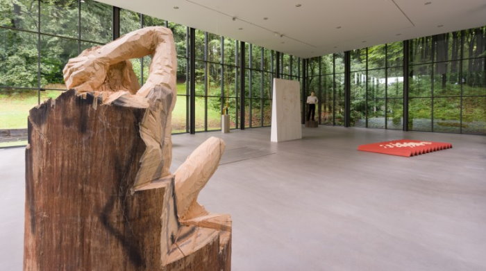 Skulpturen im gläsernen Haus