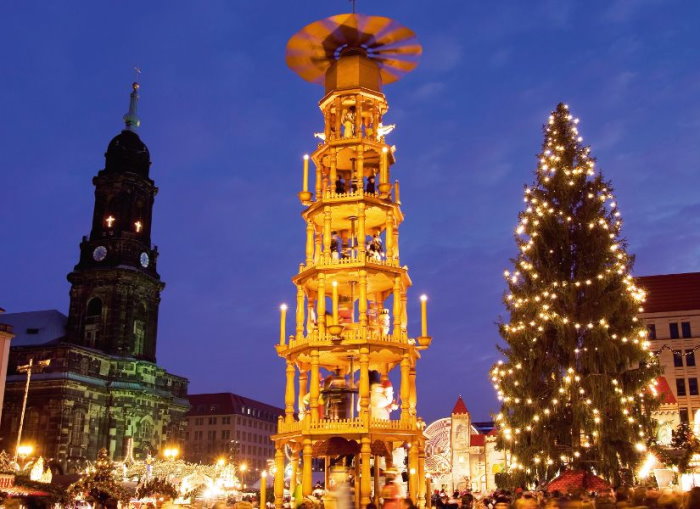 Der Striezelmarkt am Abend